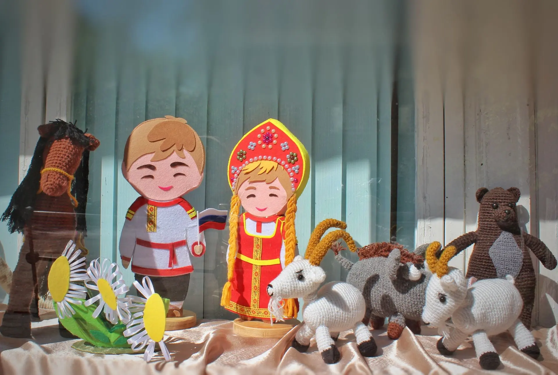 «Мы единая Россия» - новая выставка в окнах «Радуги»