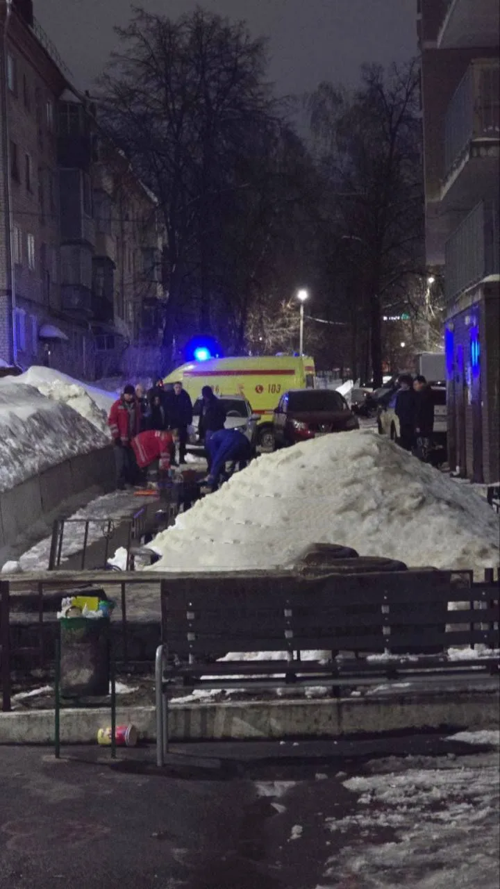 На улице Петрова произошла трагедия — после падения с высоты погибла девочка (предварительно 12–15 л