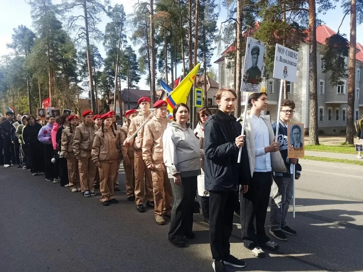 День Великой Победы 9 мая администрация школы во главе с директором Расторгиной Оксаной Михайловной,