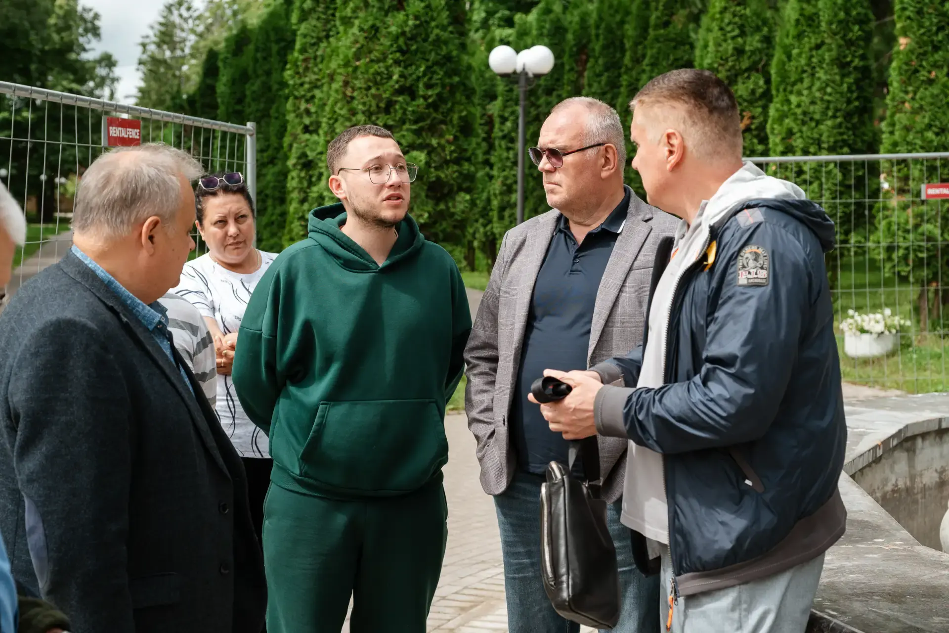 Проверил ход ремонта фонтана в парке «Победа». Работы идут, но, по словам подрядчика, впереди ещё за