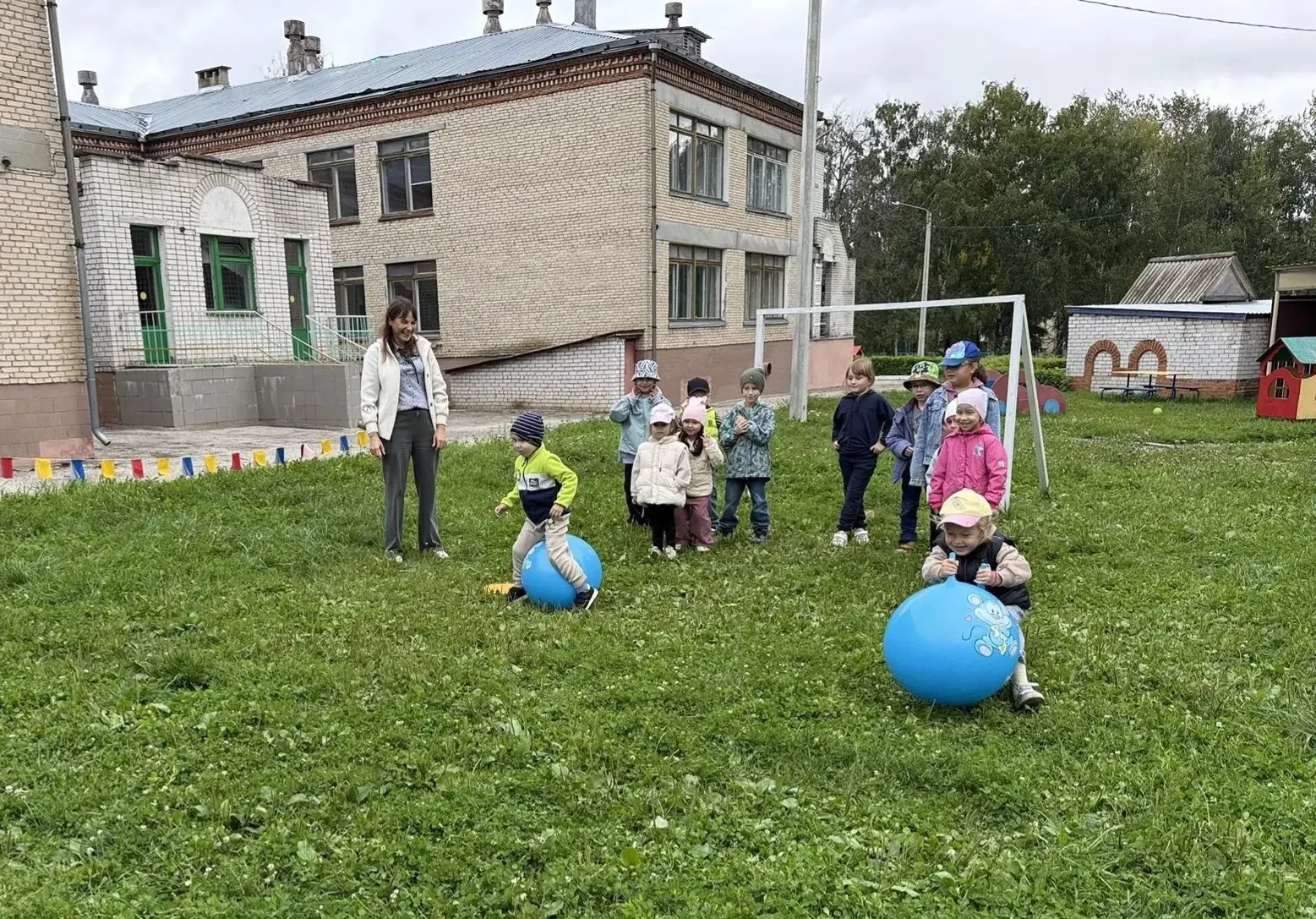 В рамках муниципального проекта "Спортивное лето" воспитанники групп "Сказочная страна ...