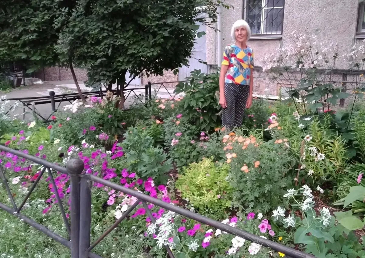 Каждое лето активисты ТОС № 9 с жителями микрорайона разбивают клумбы на придомовых тер...