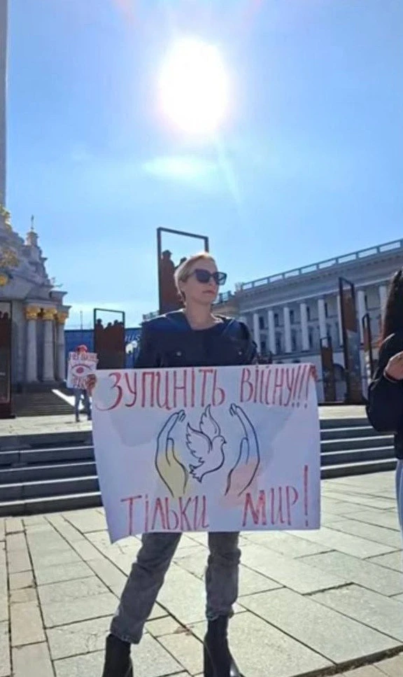 Немногочисленные громадяне вышли на Майдан требовать мира. Получилось снуло. СБУ их пок...