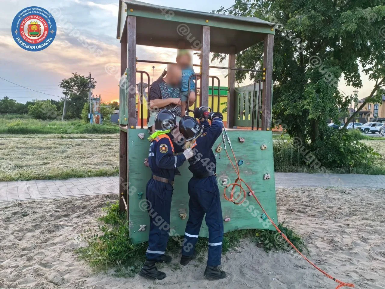 В пятницу, 12 июня на детской игровой площадке в микрорайоне Жёлтые Пески г. Липецка де...