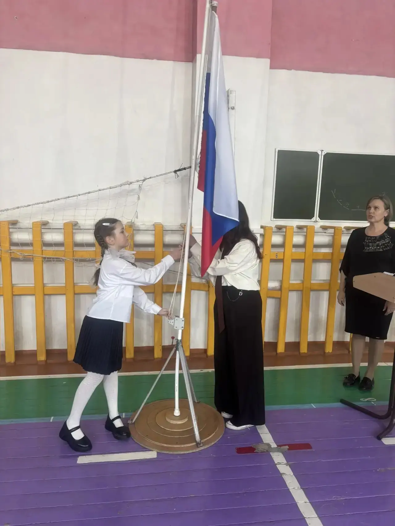 ✨ЛИНЕЙКА ПОДНЯТИЯ ФЛАГА РФ🇷🇺 ✨Новая учебная неделя традиционно началась с торжественной линейки подн