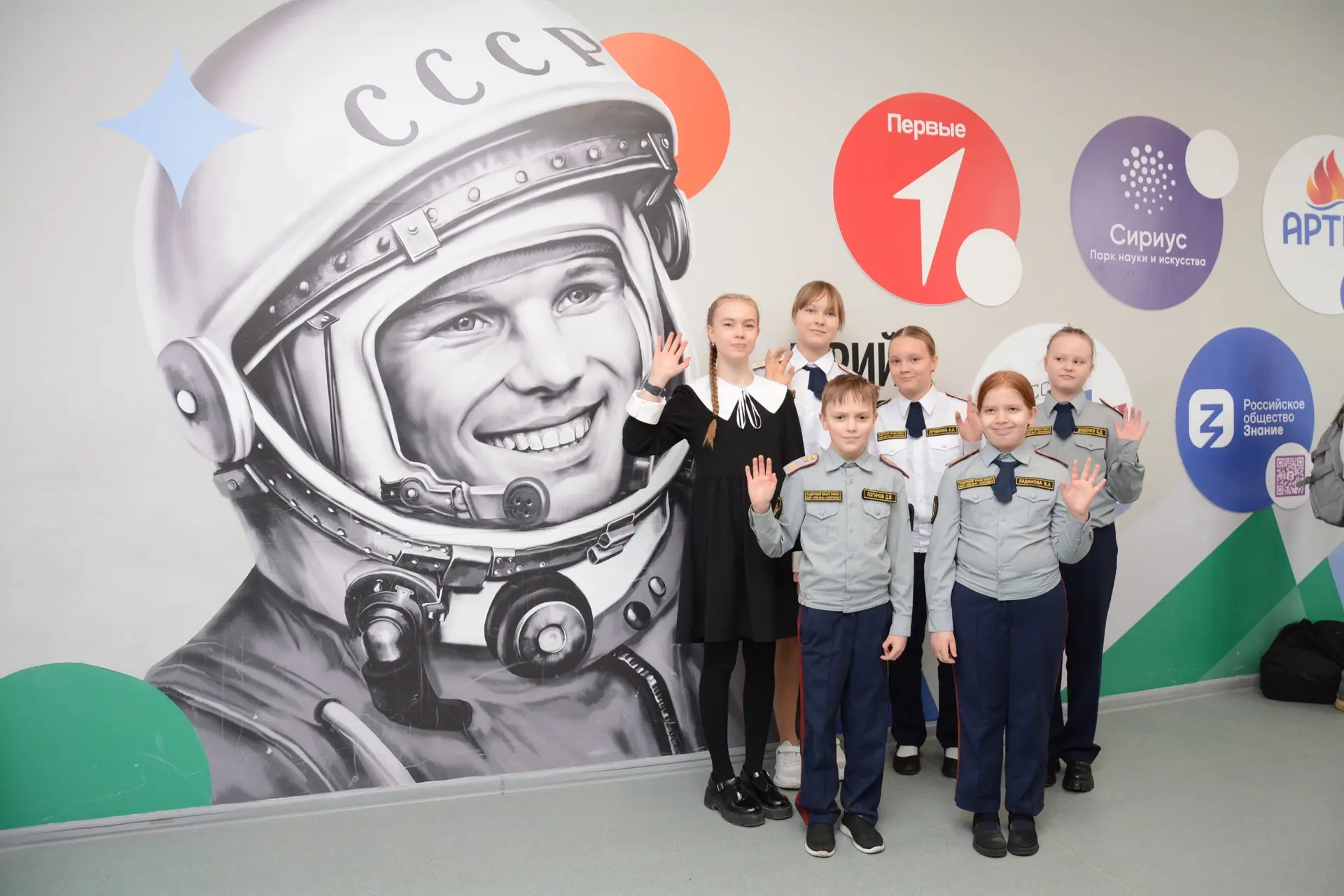 Наши фотогеничные гагаринцы поздравляют всю Республику!🚀👍🤩