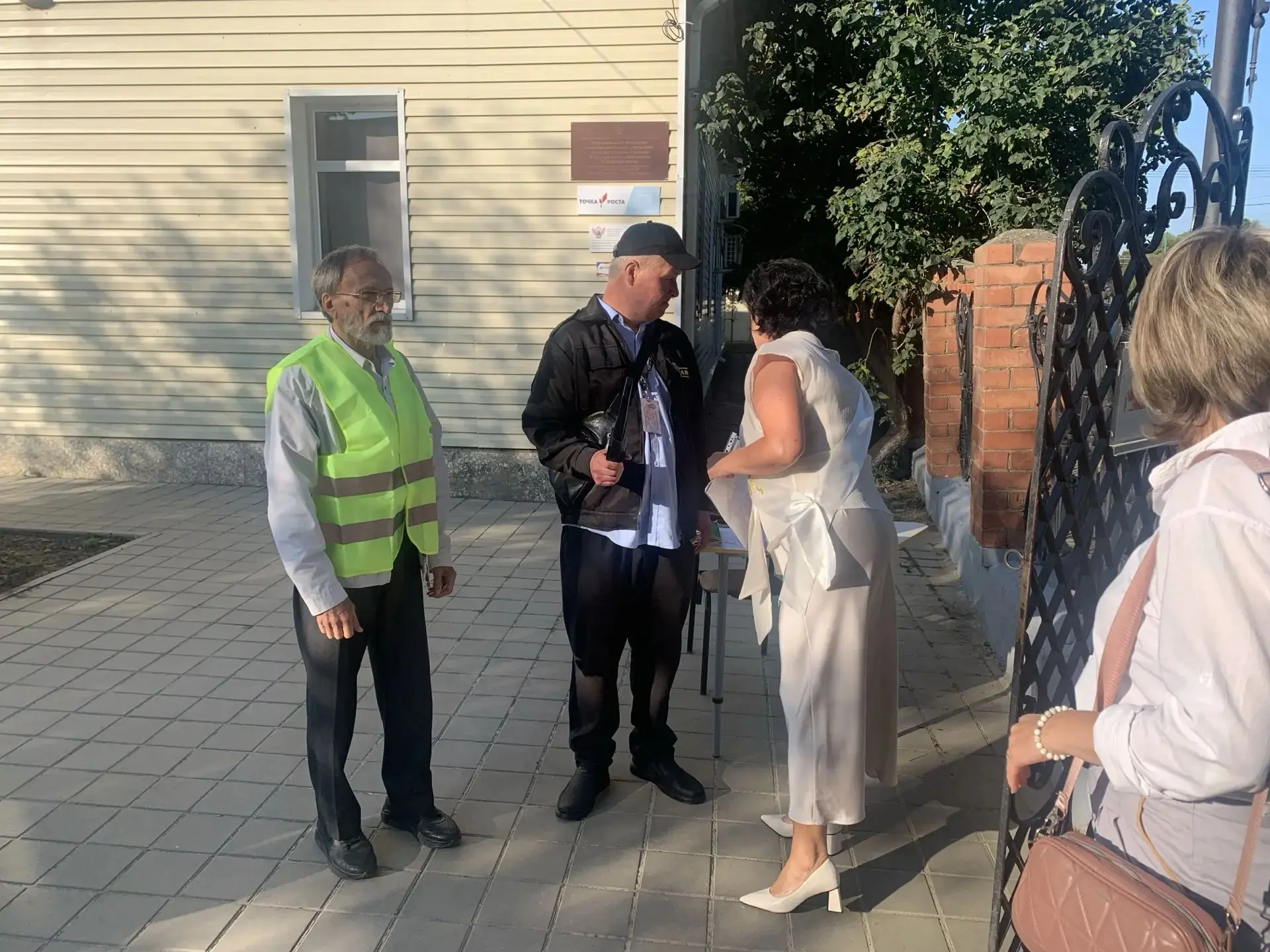 Безопасность – прежде  всего. Сегодня, в торжественный День Знаний, в гимназии приняты ...