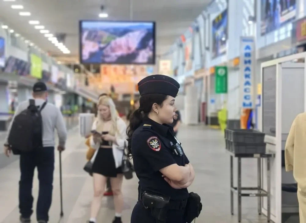 👮‍♂️🛫В Иркутске и  Братске транспортные полицейские привлекли двух авиапассажиров к а...