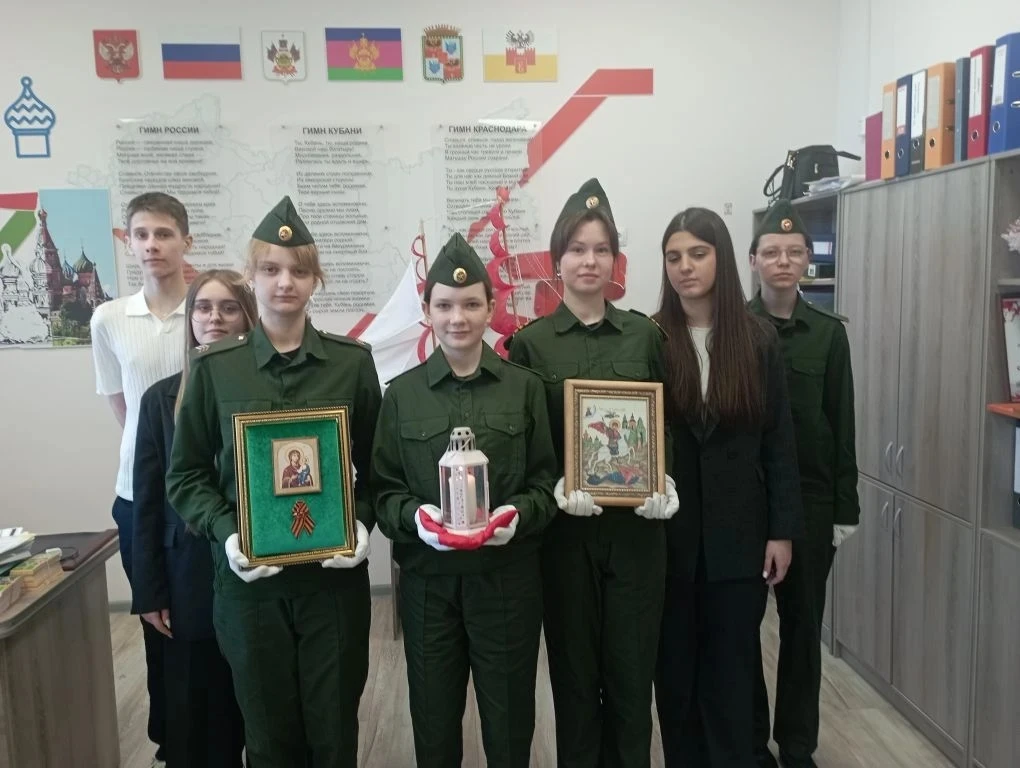 🏫 От 108-й к 20-й: эстафета поколений!  Юнармейцы МАОУ СОШ №108 торжественно передали символ акции «