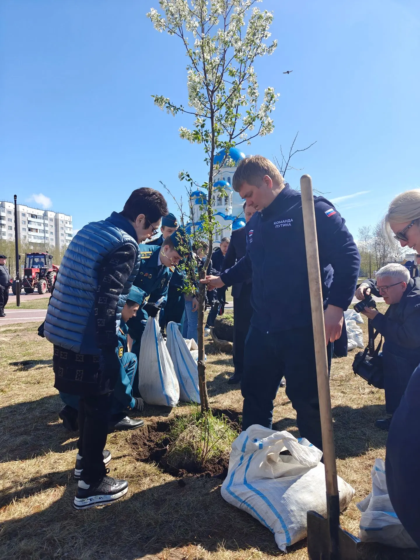 🌳 Выпускники пожарно-спасательного класса приняли участие в акции «Аллея выпускников» 25 мая в Сургу