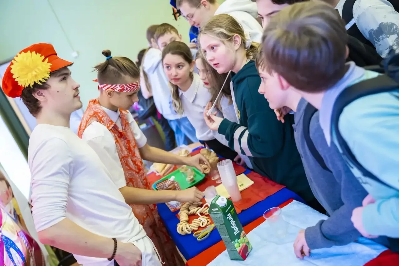 Масленица в 1581! 🥞  🥳 В нашей школе сегодня царила атмосфера настоящего праздника! Ученики 10А клас