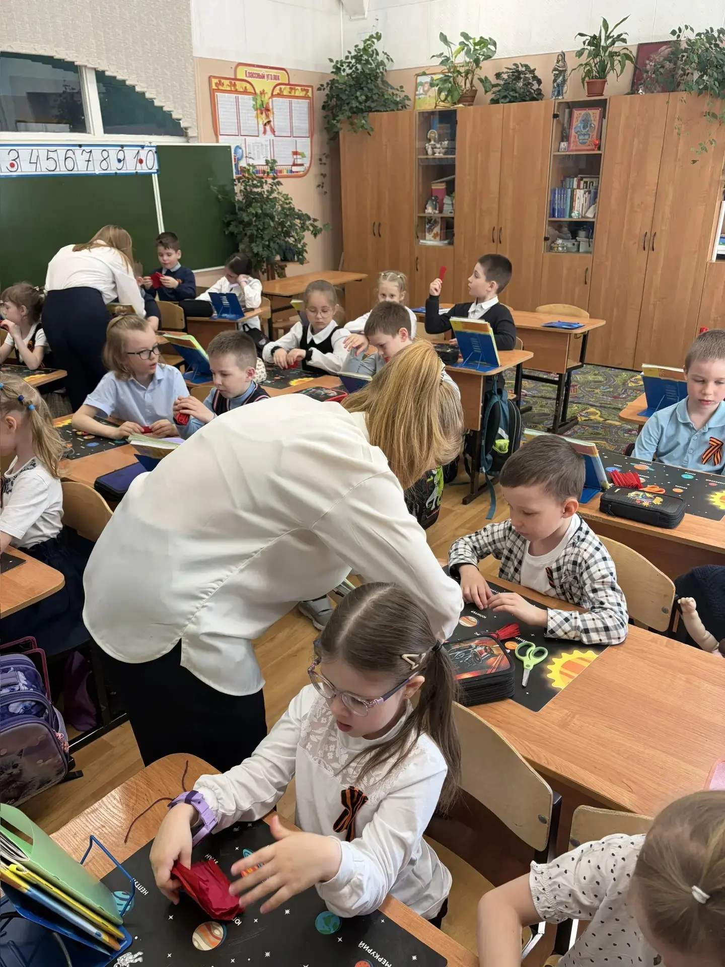 🇷🇺✨ В 1«А» классе МАОУ СОШ №10 прошёл необычный урок! А провела его ученица 8«Б» — Романова Екатерин