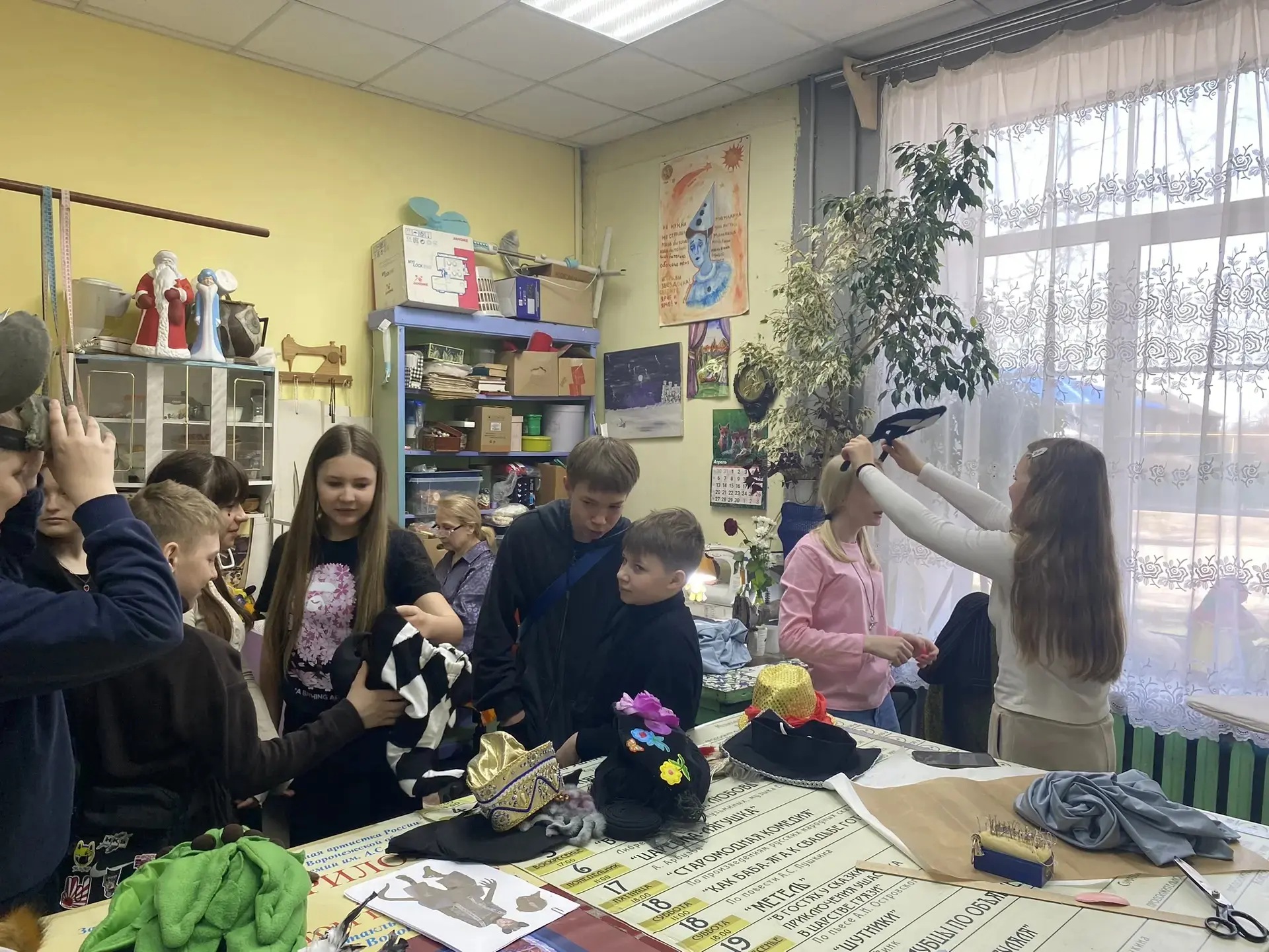 На каникулах обучающиеся 6 «В» класса посетили экскурсию «Мир закулисья» в МБУК БГО «Борисоглебский 