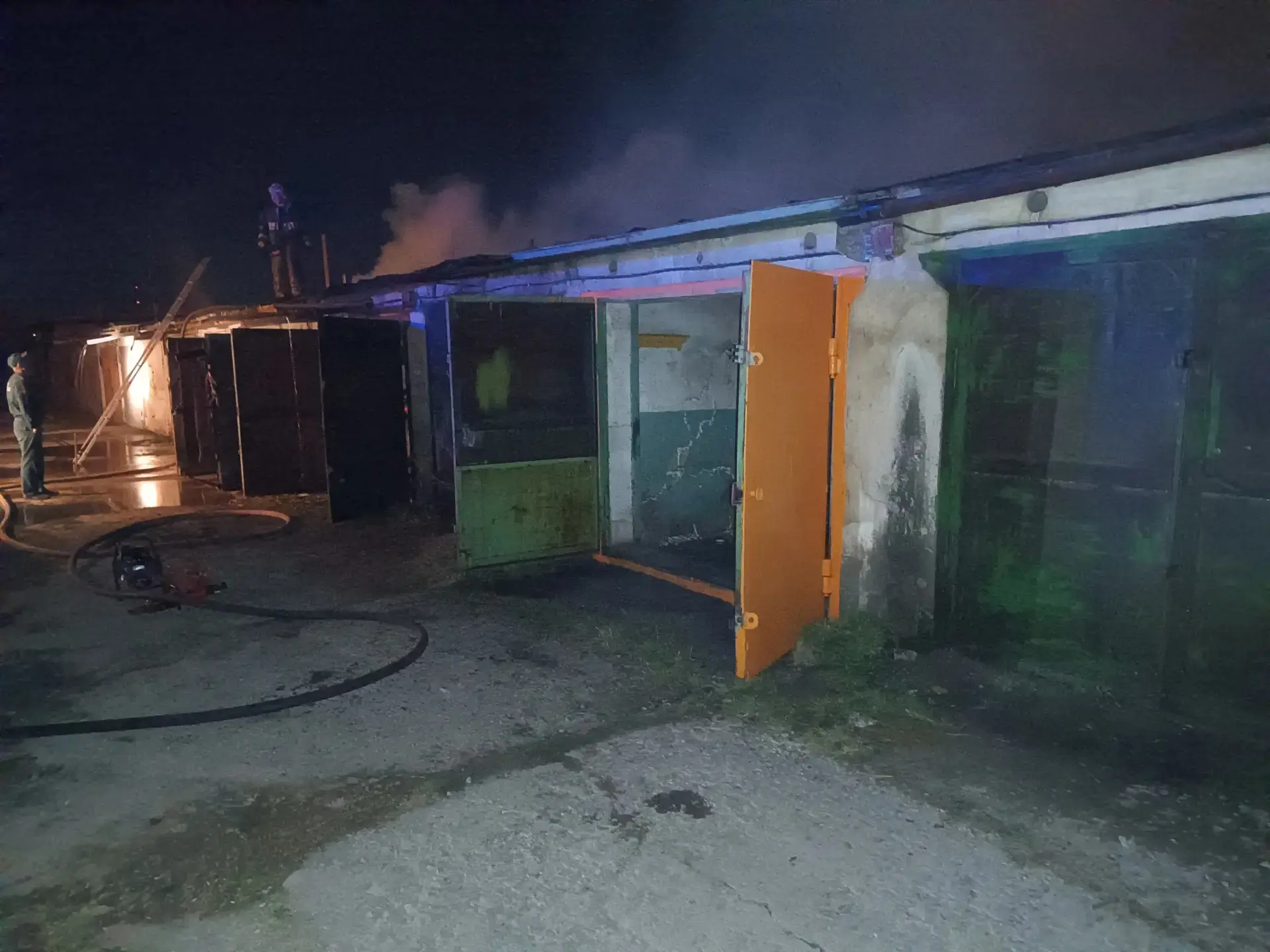 🔥 Ночной пожар в гаражах на Совхозной.  В ночь на 29 апреля в Полевском сгорели три гаража на площад