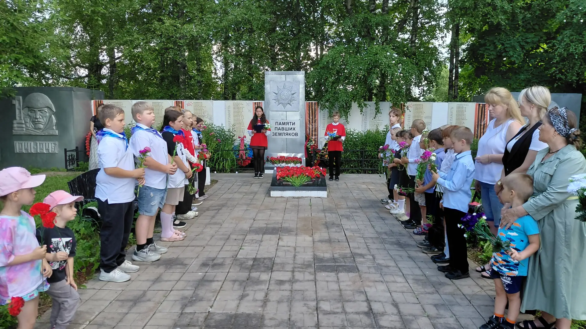 🔥🌟 Сегодня, в День памяти и скорби, у памятника Памяти погибших земляков состоялось торжественное 