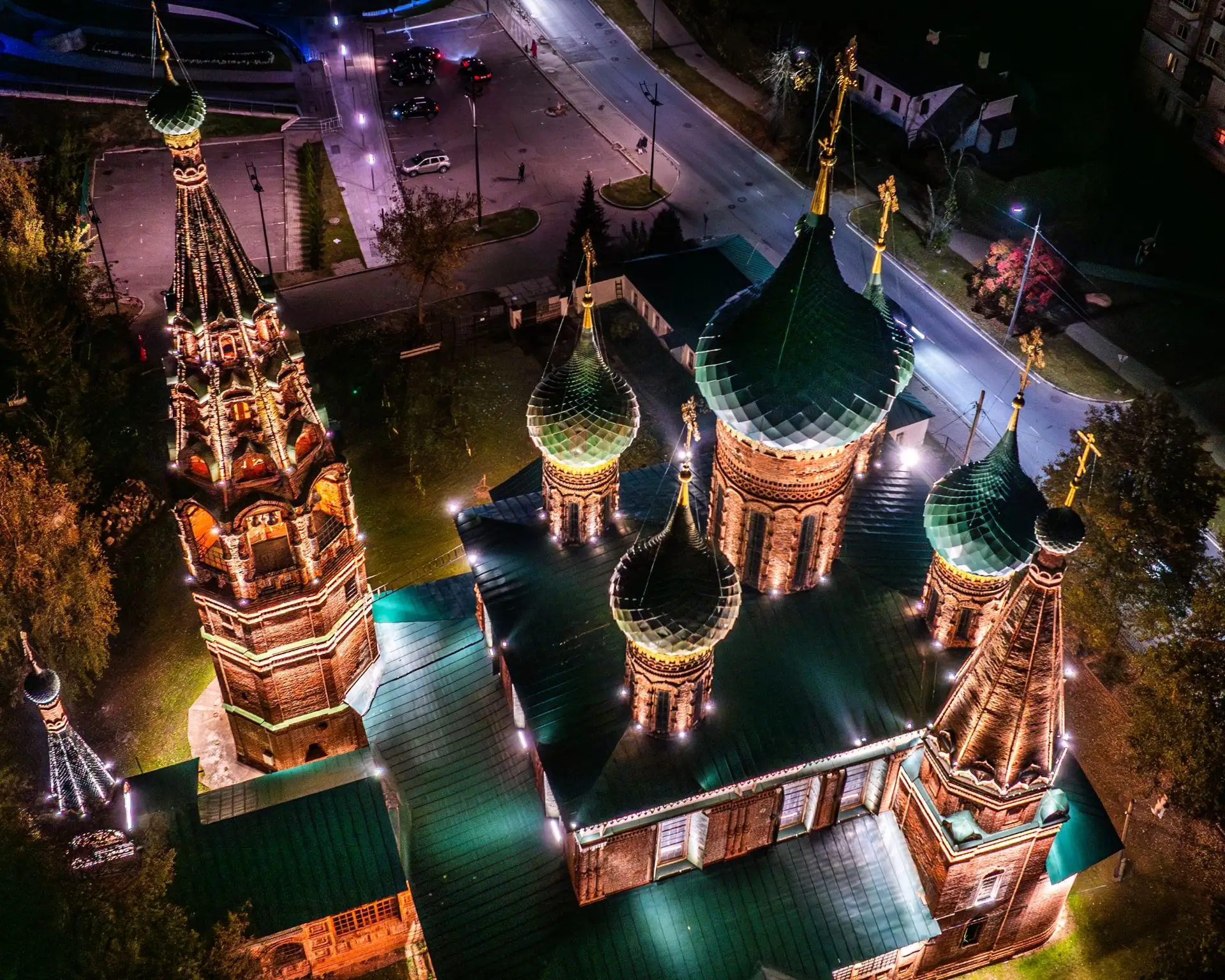 🙌 Щелк — и Ярославль сияет

С приходом темноты город не становится тише — он просто раскрывается по