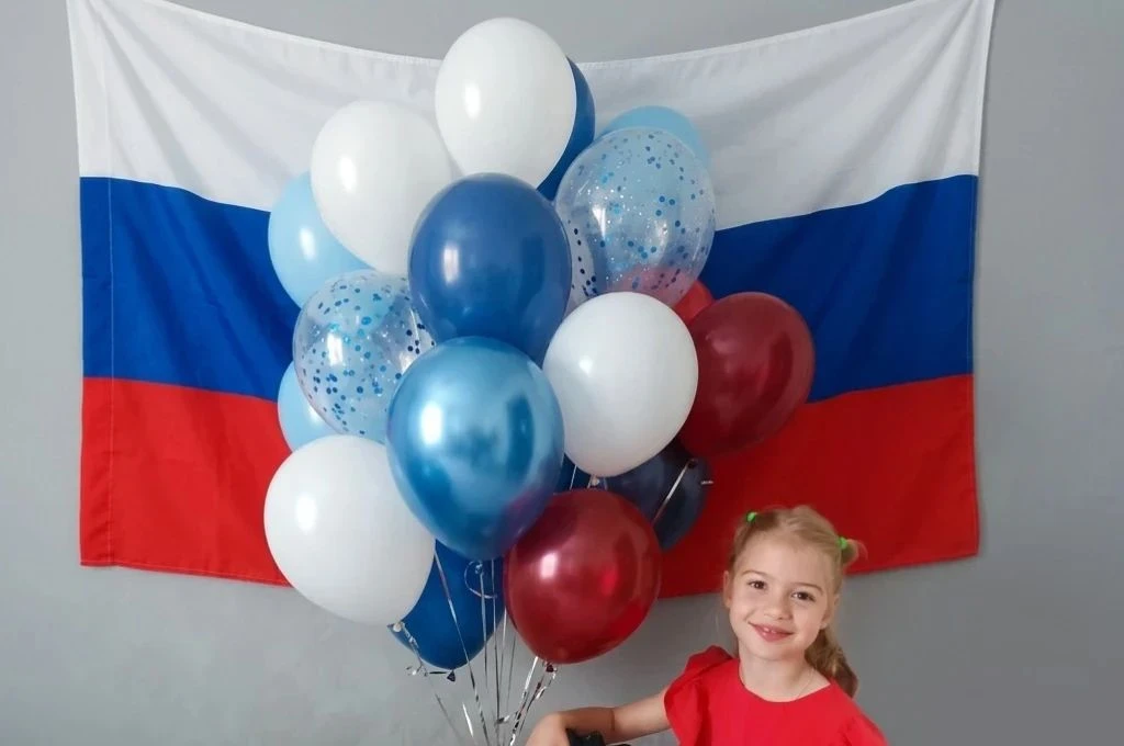 Воспитанники детского сада участвуют в акции "Белый, синий, красный- самый красивый", п...