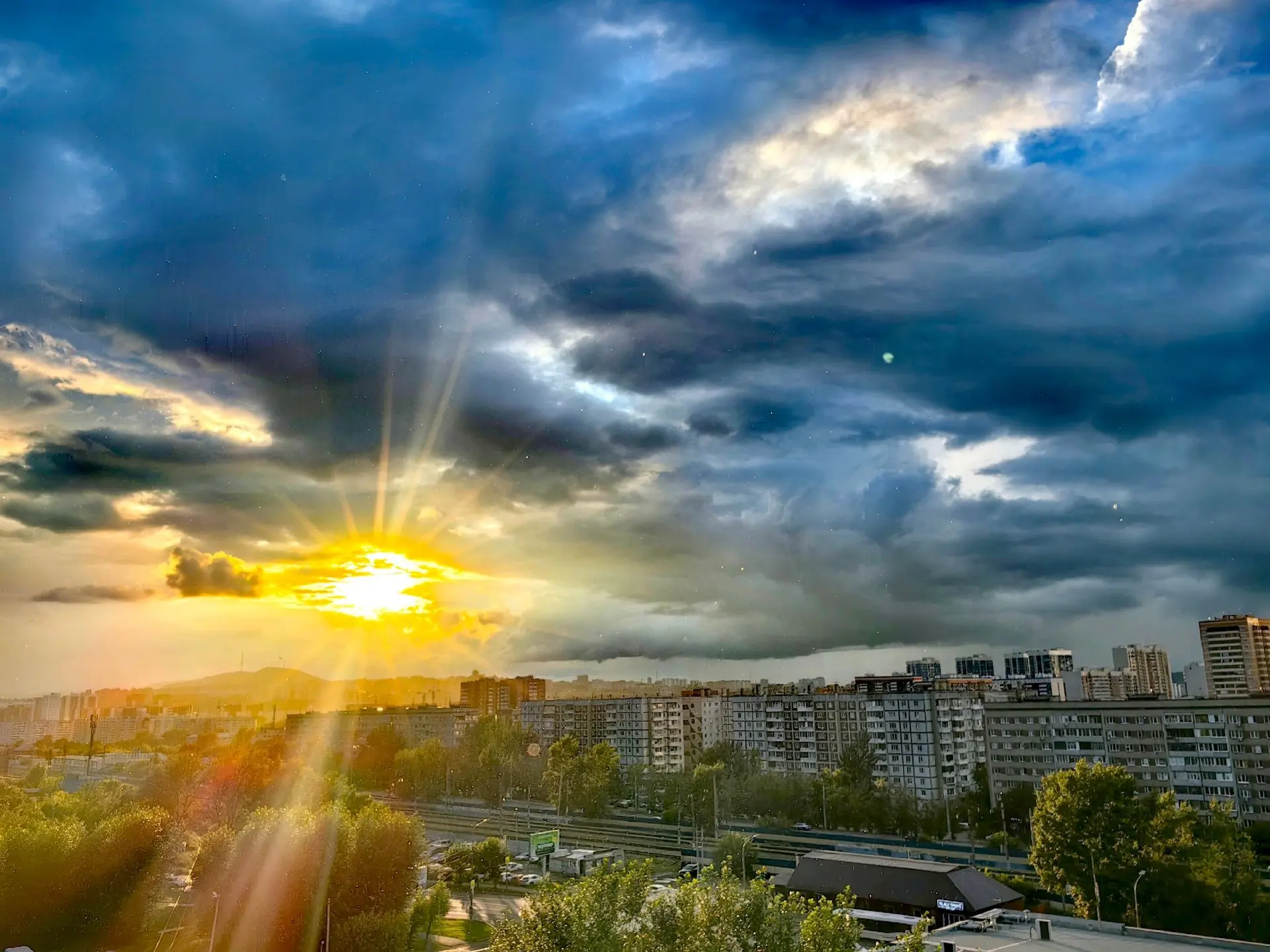 Дождь, гроза и до +28°C: погода на длинные выходные в Красноярске 

Красноярцы 3 дня отдыхают в чест
