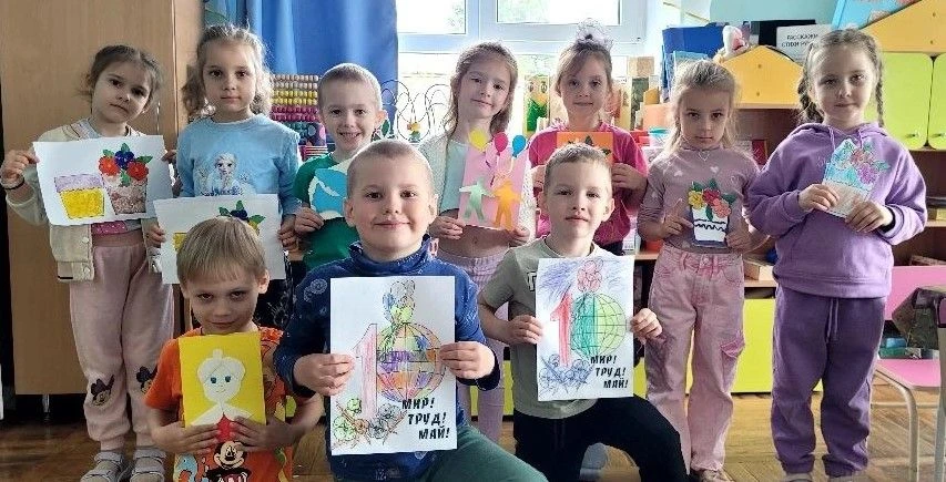 С Первомаем поздравляю
Всю огромную страну!
Праздник светлый наступает,
Дарит миру теплоту.
Наши реб