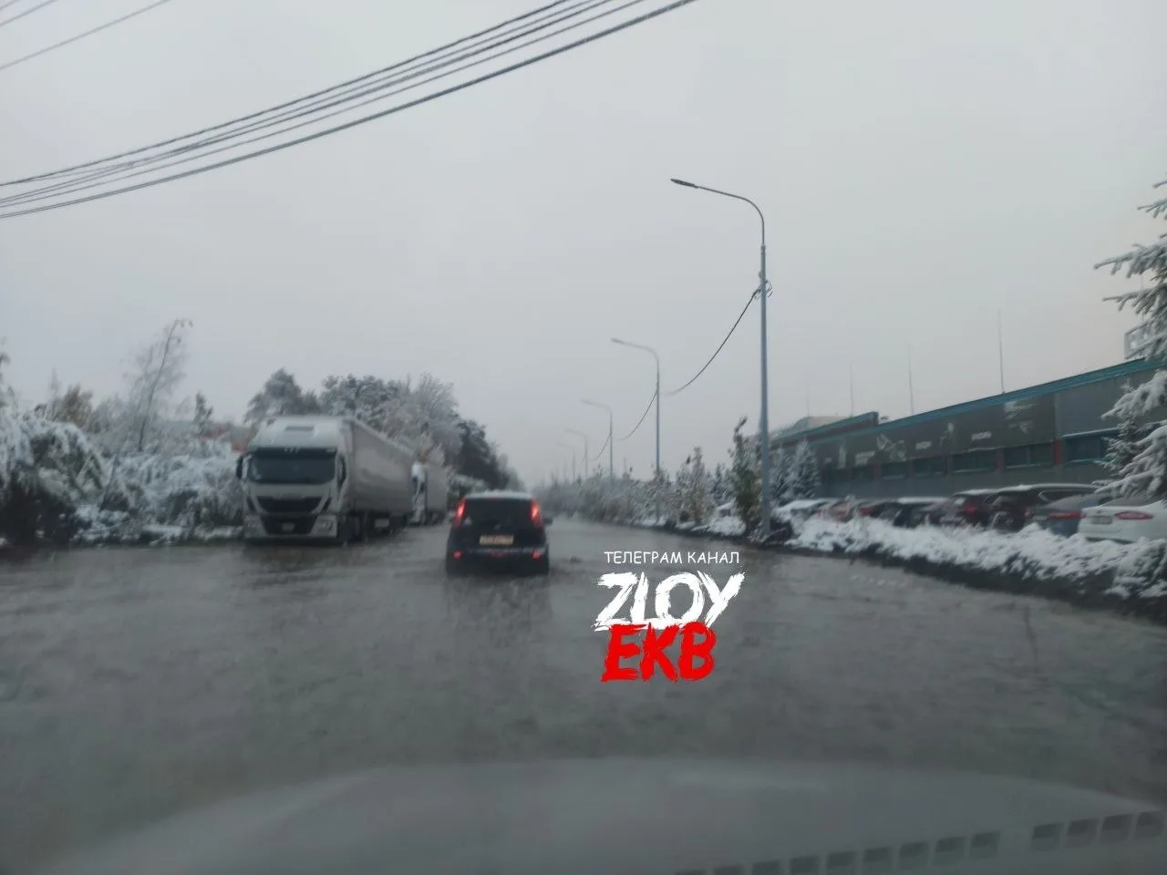 На Промышленном проезде море под которым рифы.