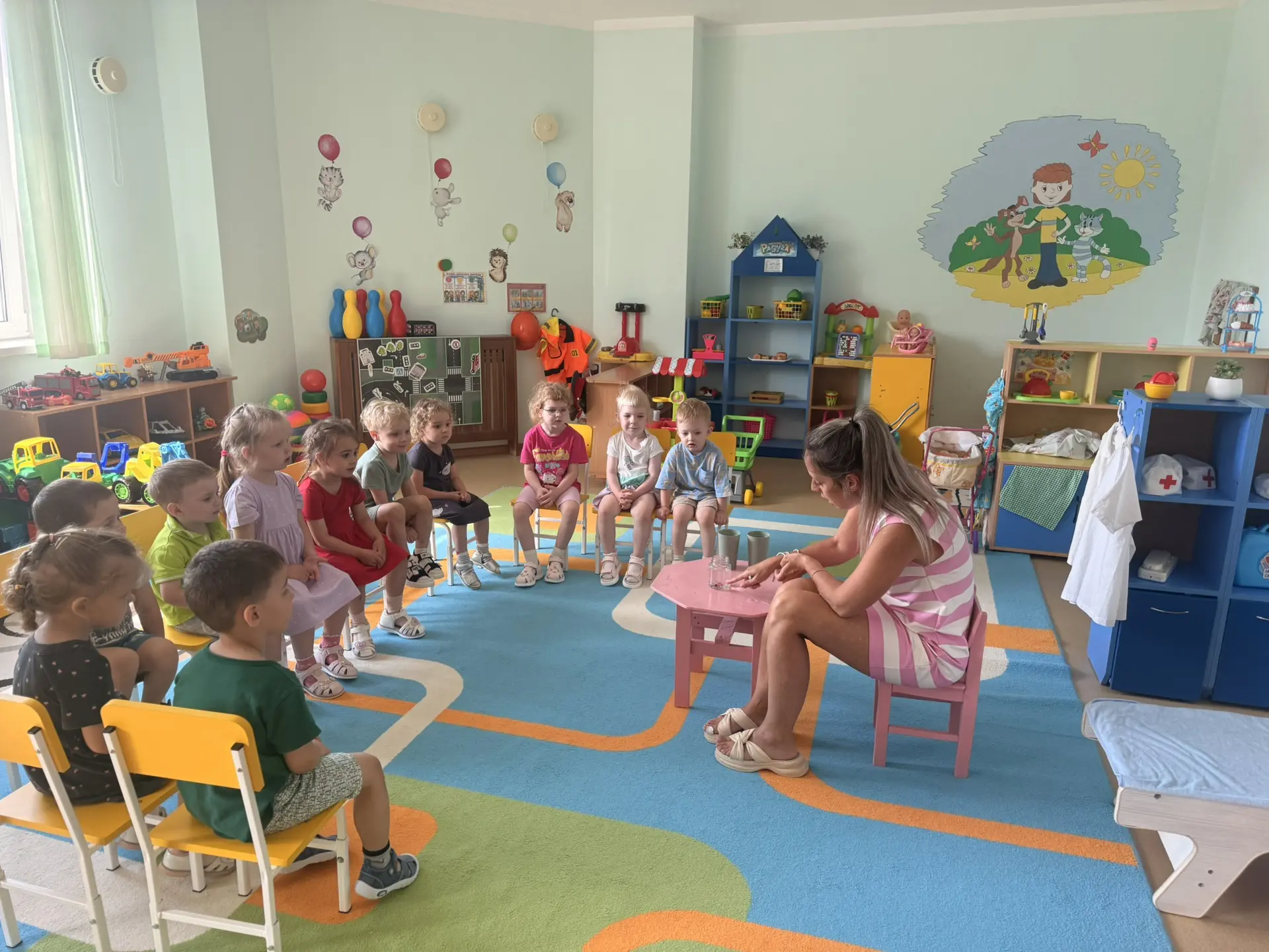 💧 Вода — удивительное открытие для малышей!
Сегодня во второй младшей группе «сказка» мы провели ув