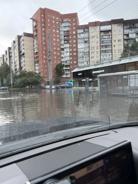 Последствия мощного ливня устраняют в Петербурге