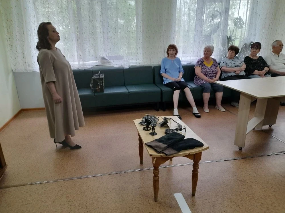 Очень интересную и познавательную презентацию «Кузнец – всем ремеслам отец» и мастер- к...
