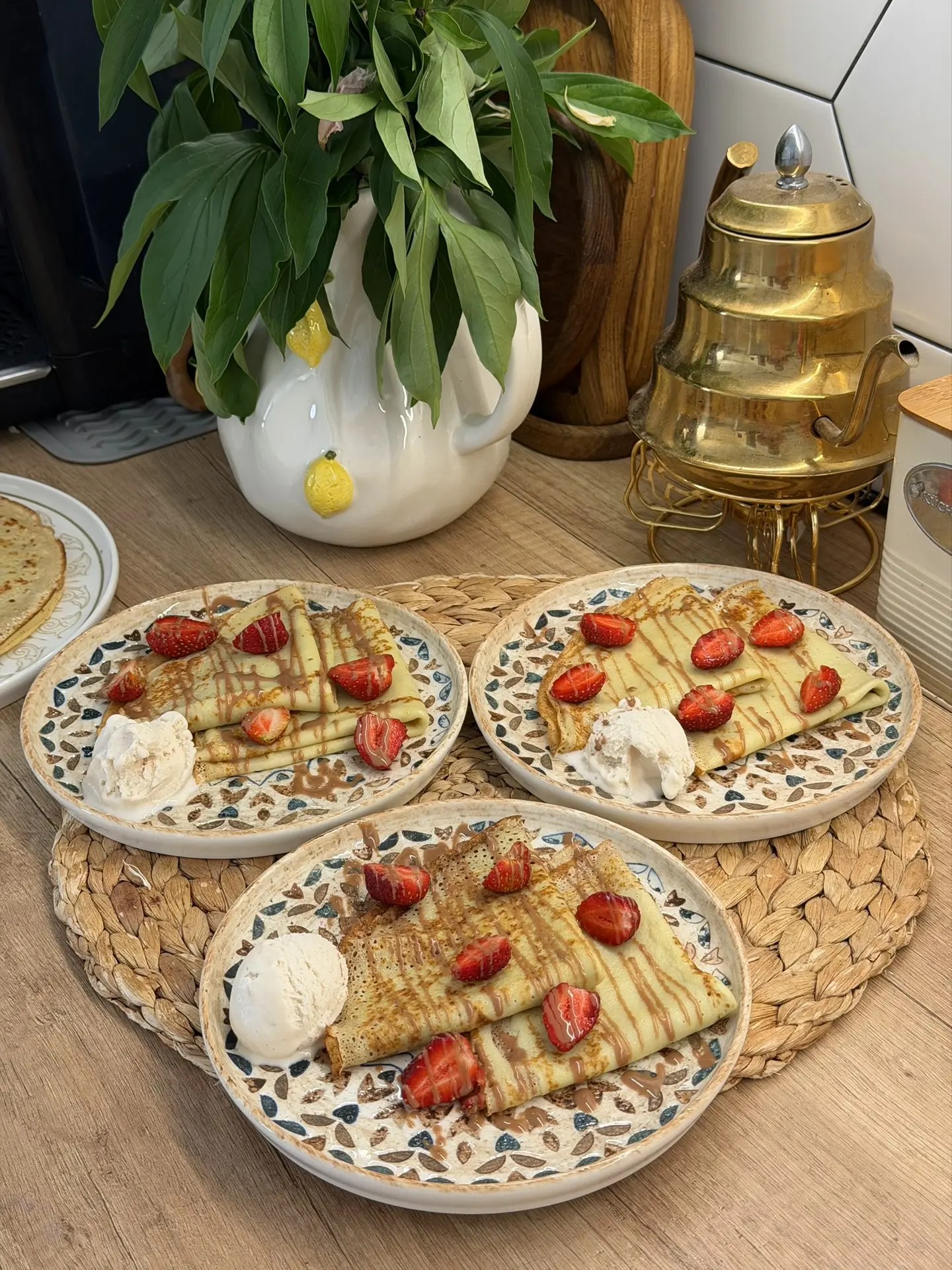 Доброго дня! У нас сегодня блины 🥞 

Удачный рецепт тонких блинов:
-2 яйца
-1 стакан молока
-1 стак