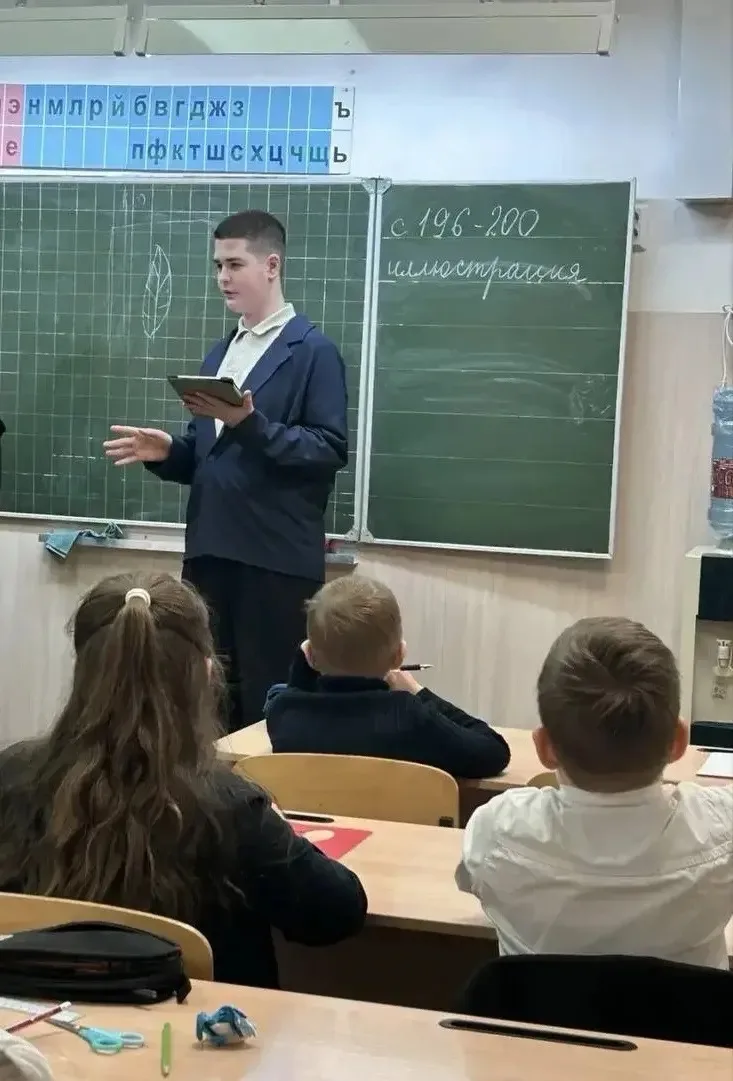 Наставники Орлят России и активисты Движения Первых совместно с классными   руководителями поучаство