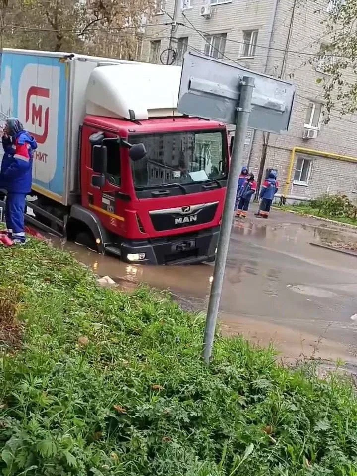 🚛 В Самаре грузовая машина угодила в яму