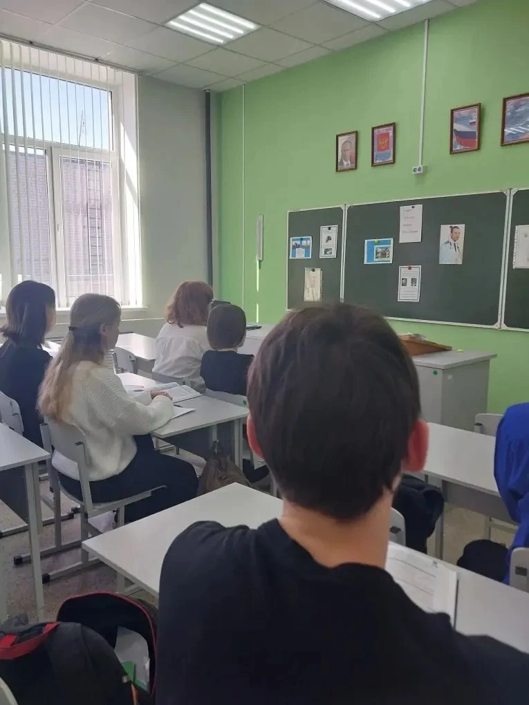 🚀В  10 классе под руководством учителя Семёновой Т.И. прошел увлекательный Гагаринский урок, посвящ