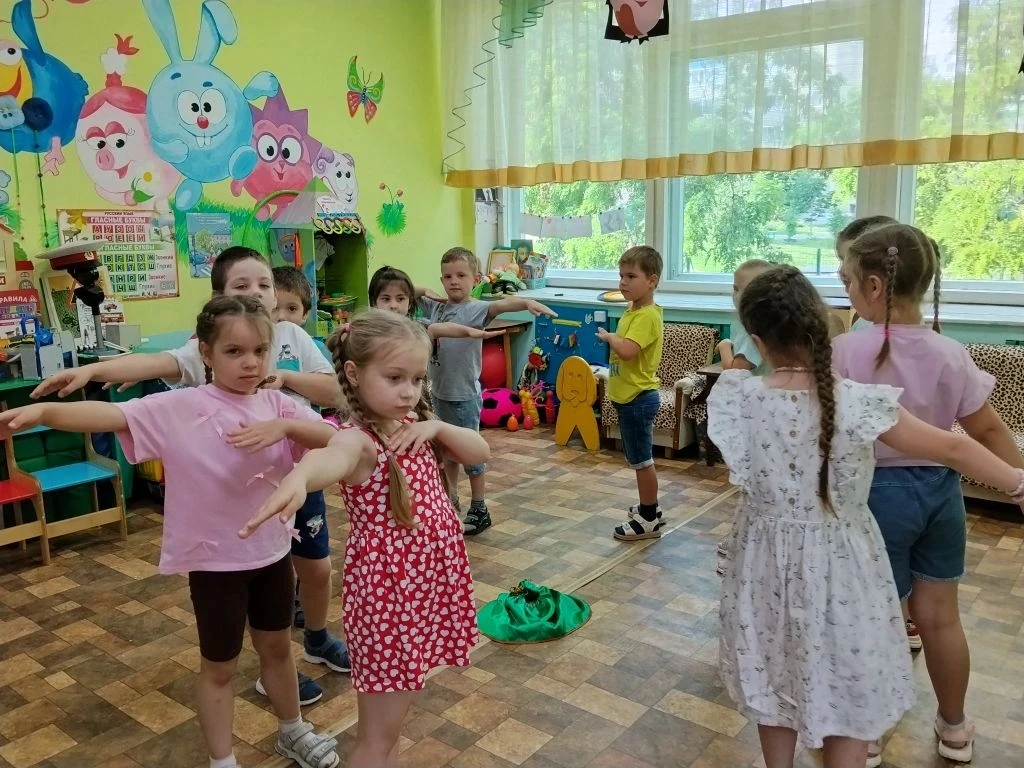 Дети группы "Почемучки" и "Ягодки" познакомились с дагестанской народной игрой: «Подним...