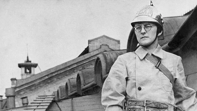 29 июля 1941 года. Боец добровольной пожарной команды Дмитрий Шостакович на крыше Ленинградской конс