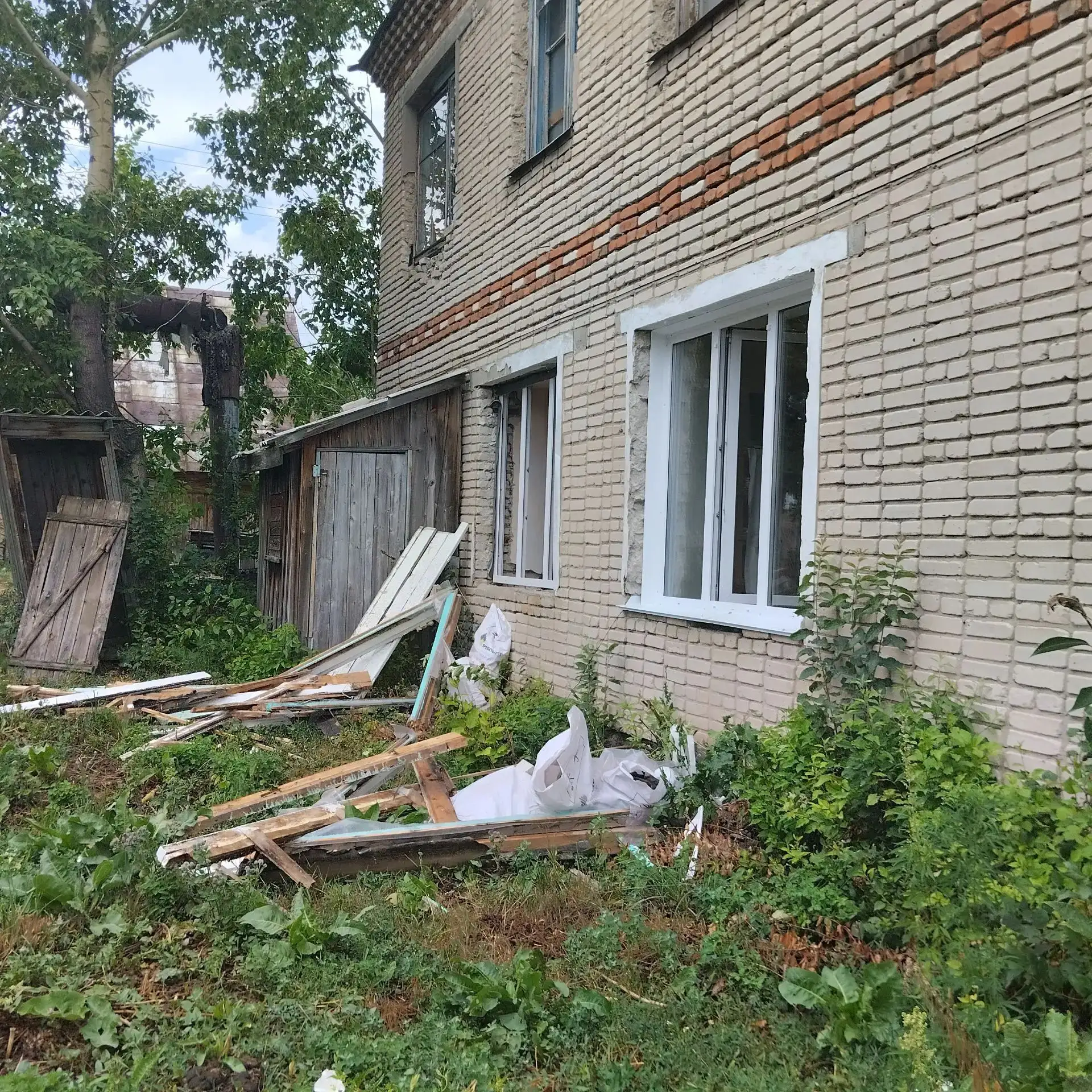 В п. Беспаловский идёт ремонт ФАПА

Старые деревянные окна заменяют на новые, заменят и  входные две
