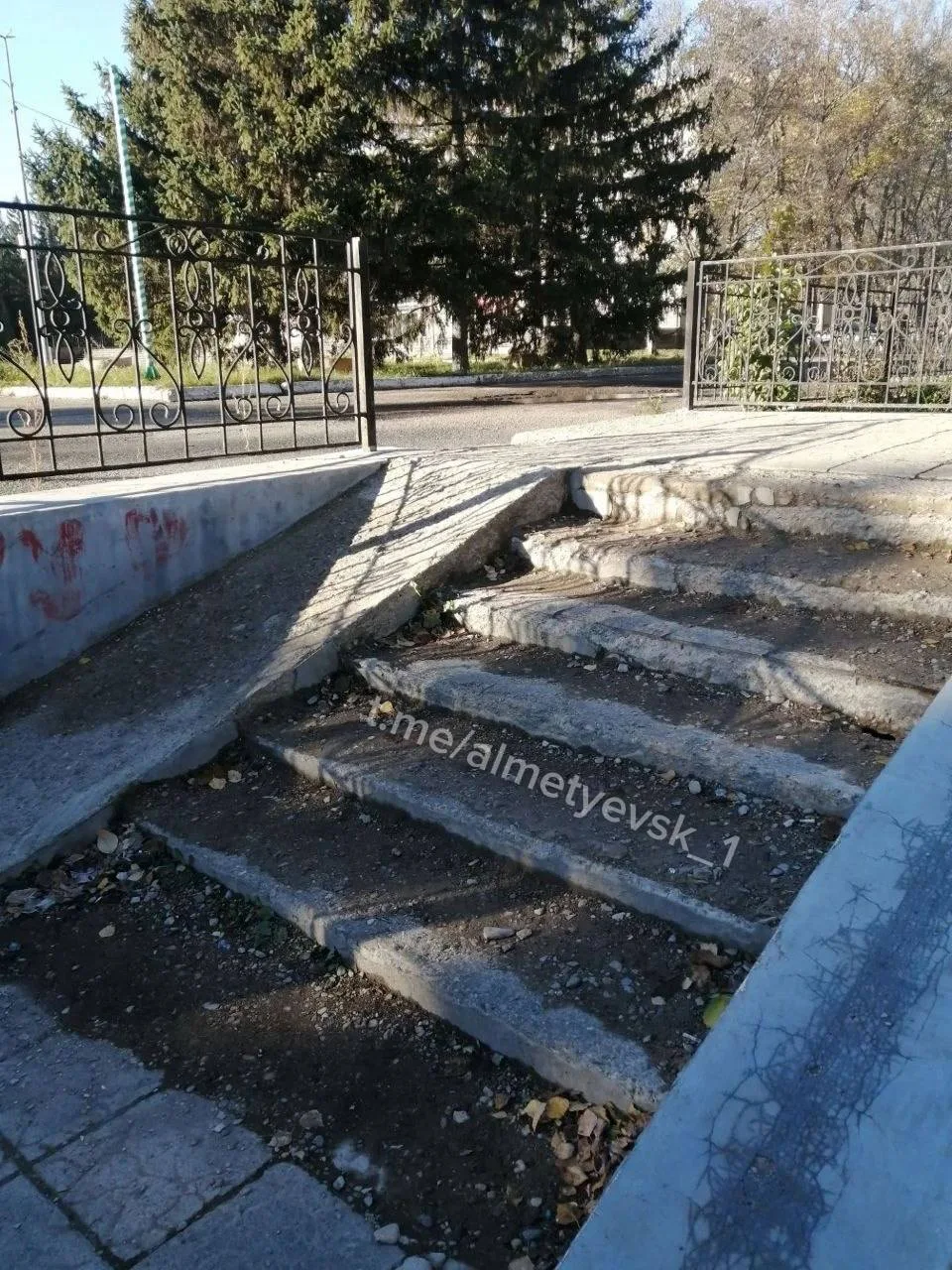 Жители обеспокоены состоянием лестницы