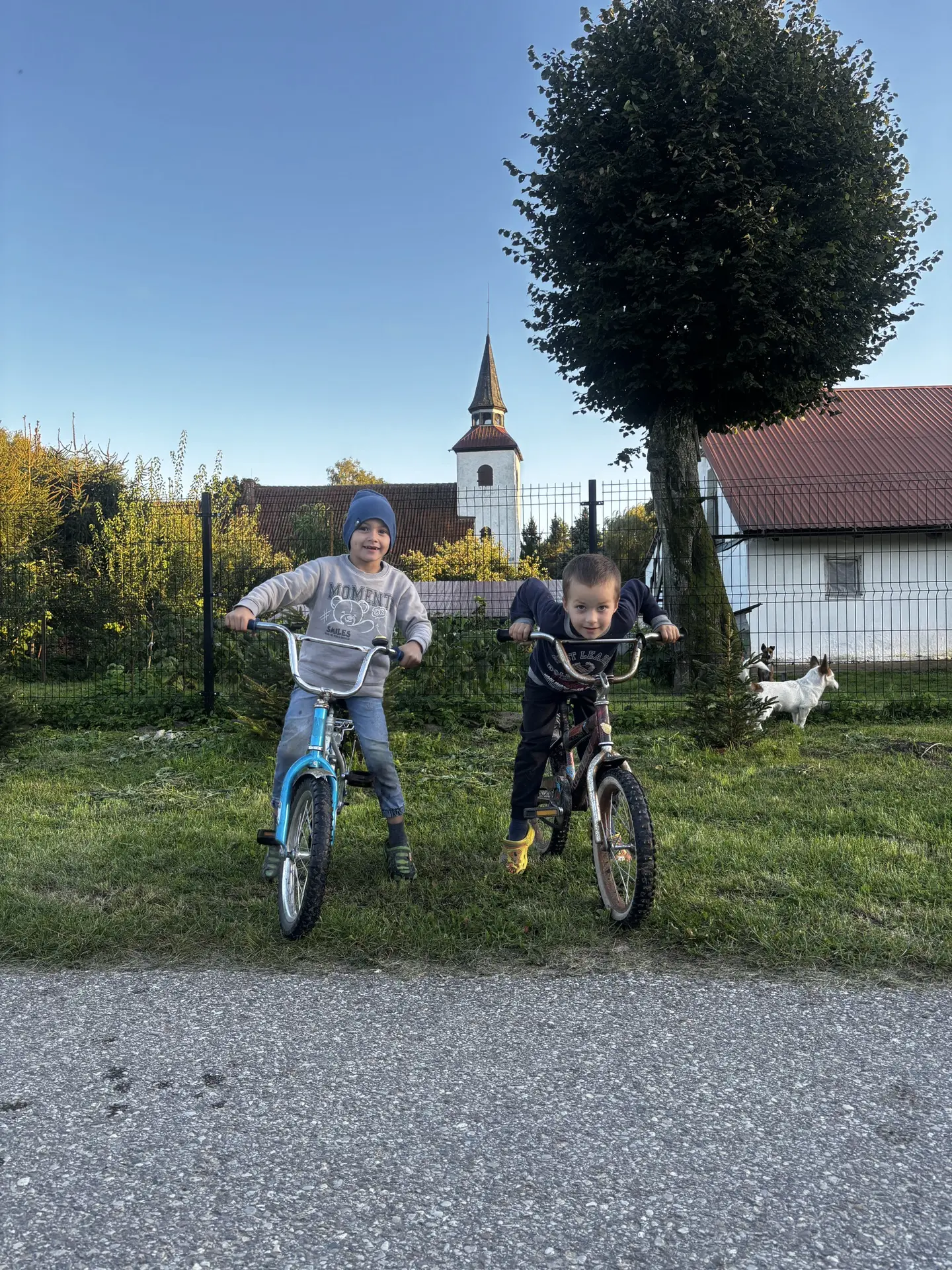 🤗Хотел сфотографировать кирху в Ушаково, но местные пацаны сказали, что ее фотографиро...