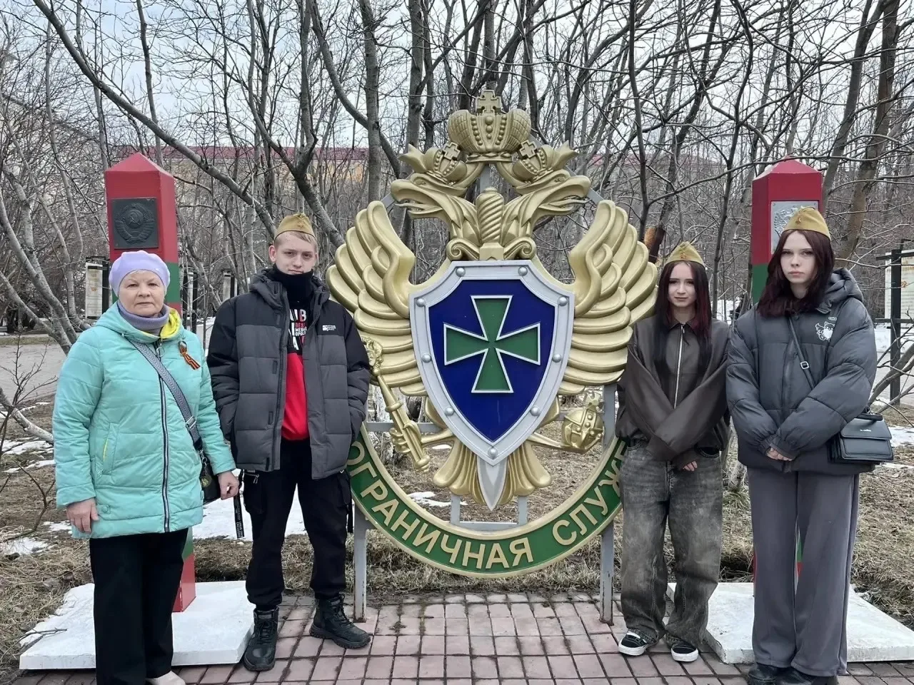 🕊 Сегодня у памятника «Пограничники Арктики» стало чуть теплее — туда пришли наши восьмиклассники с 