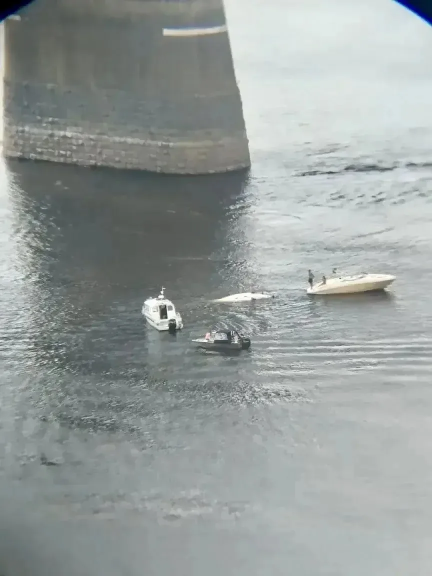 😱ЧП на воде 

У Молитовского моста опрокинулся катер с людьми.

С судна спасли двух человек. Они не