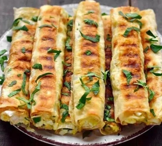 Трубочки из лаваша с картошкой и сыром (на сковороде) Продукты: Картофель - 450 г Лаваш тонкий - 200