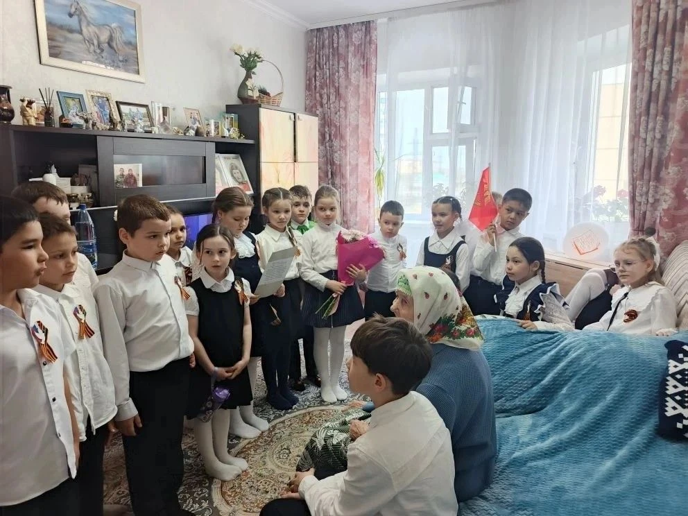 7 мая ученики 1 "в" класса с классным руководителем и родителями поздравили с наступающ...