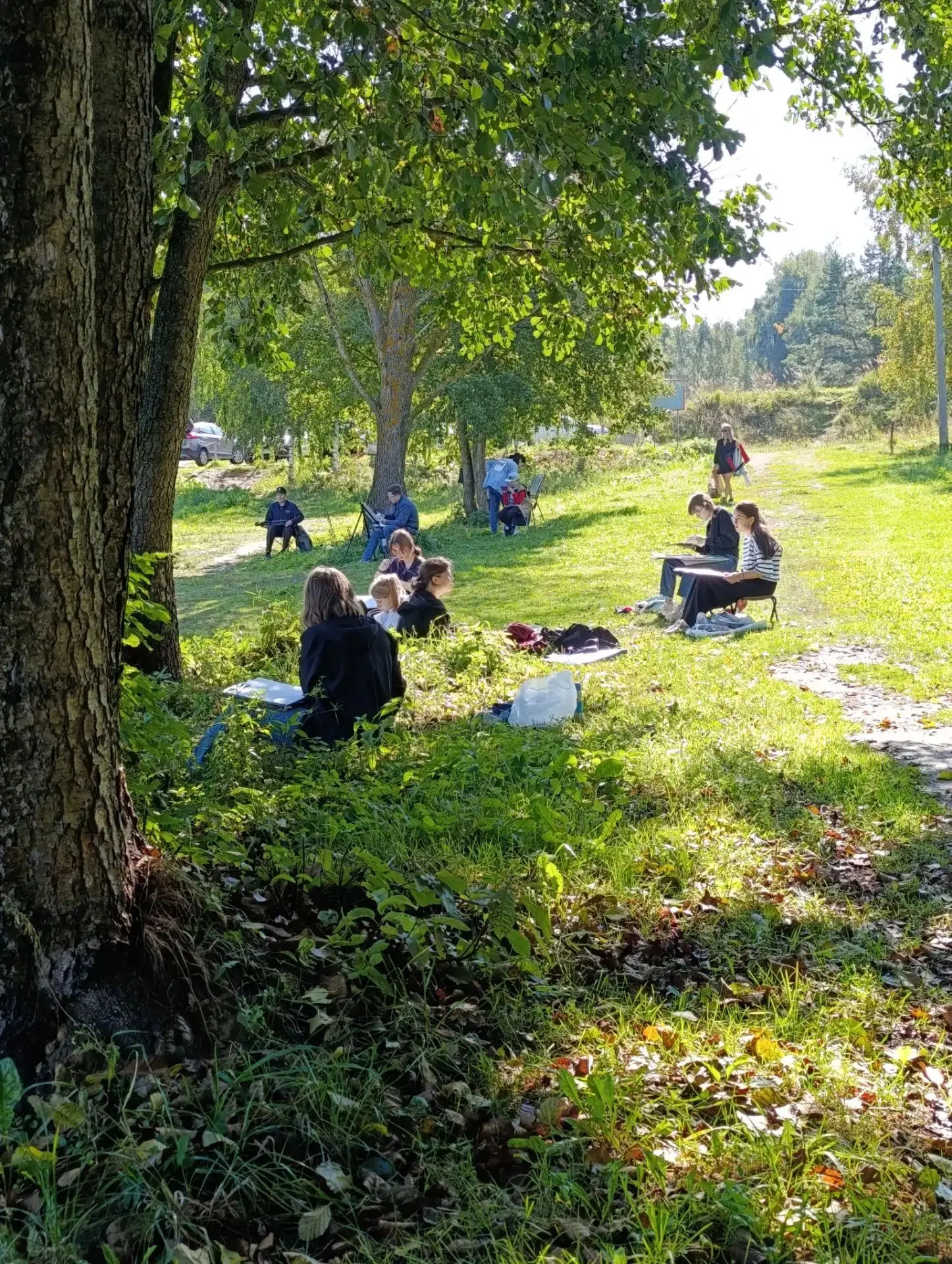 Сегодня Ольга Николаевна Скворцова, руководитель клуба изо,участвует  в пленэре , котор...
