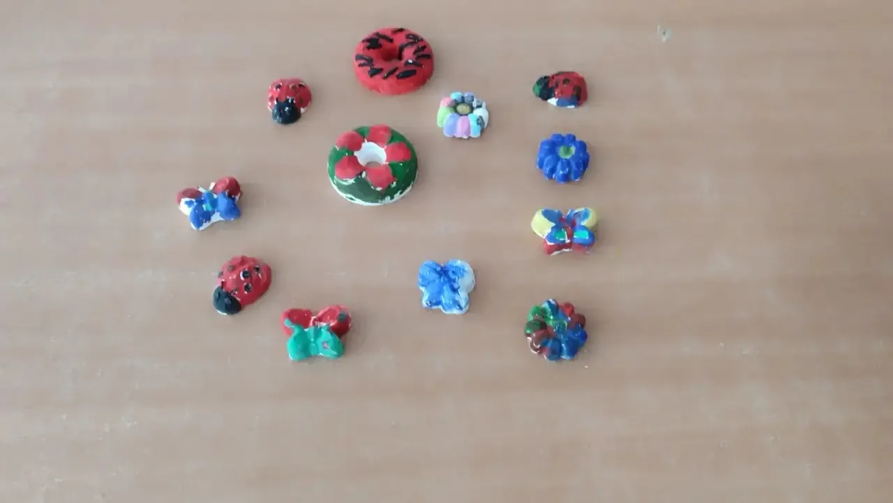 🎨 Особенно ярко!

Наши маленькие художники средней группы № 12 с огромным удовольствием раскрашивал