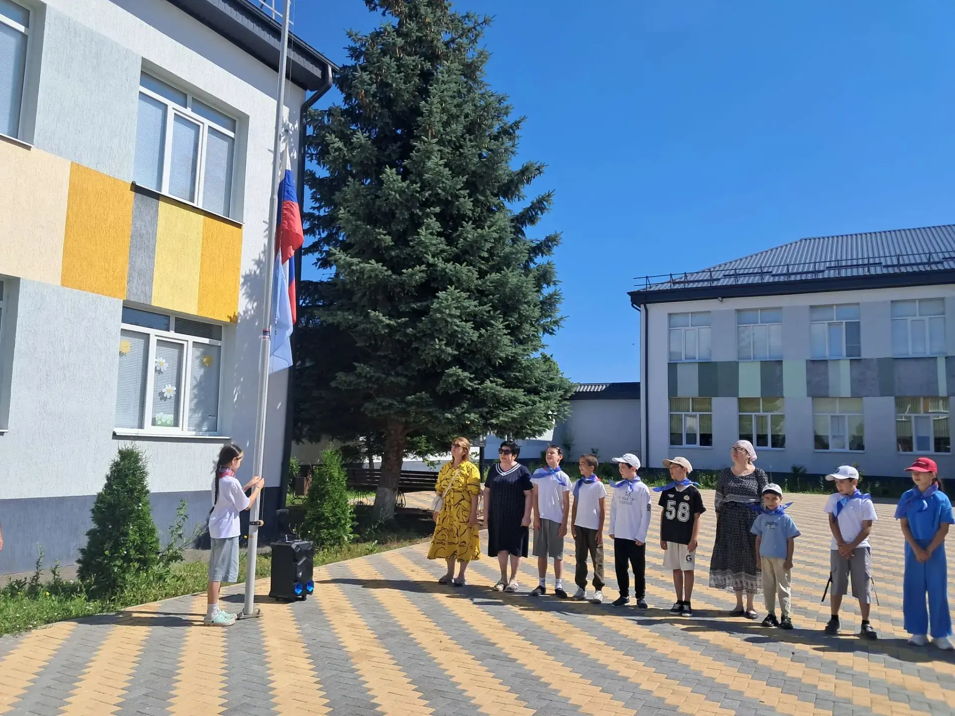 📌 Сегодня, 22 июня, в пришкольном лагере прошел День памяти и скорби. 
🇷🇺 Утро началось с торжест