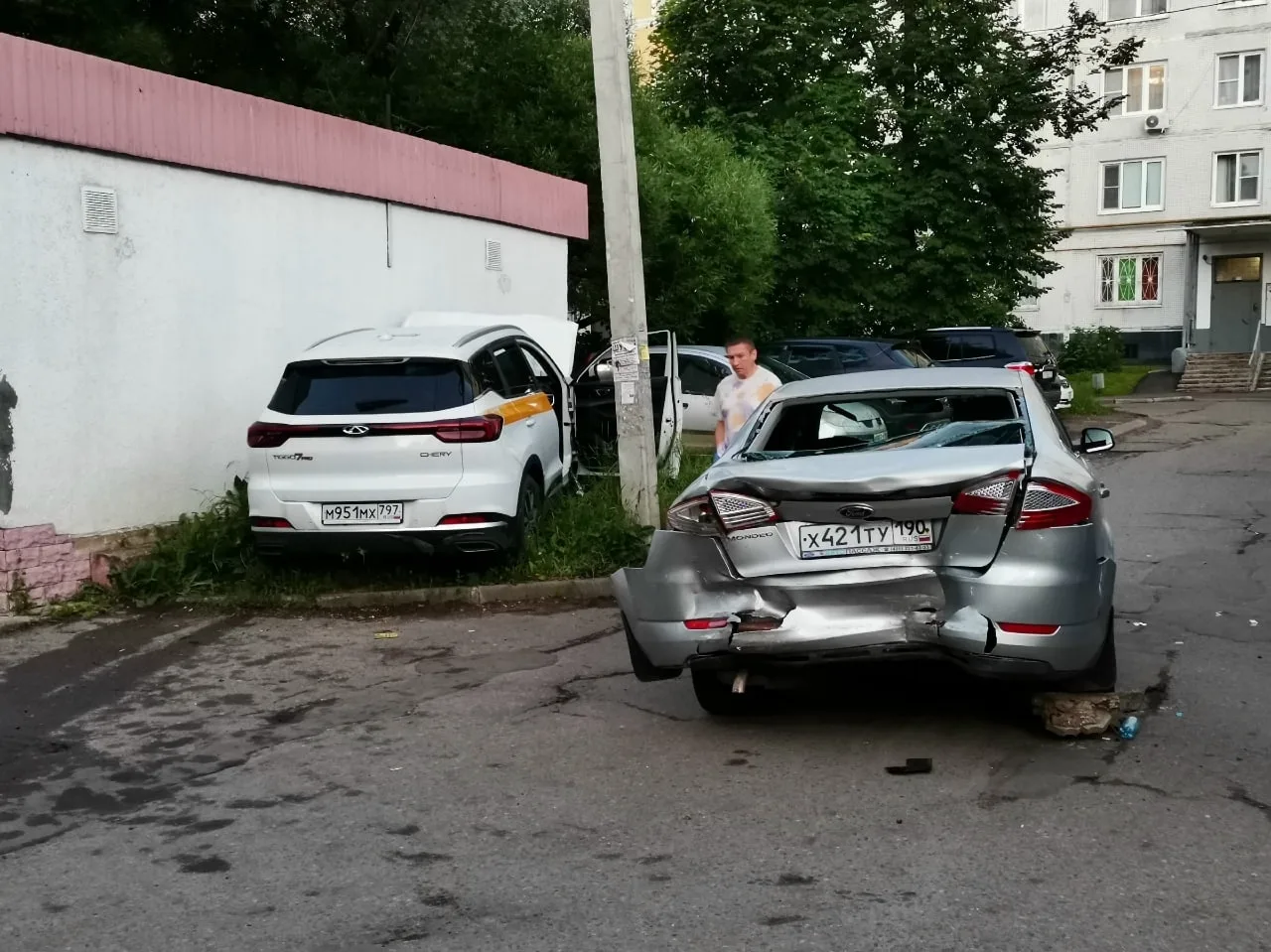 Спряталась за машиной.
 
Вчера вечером в поселке Андреевка, что под Солнечногорском. По предваритель