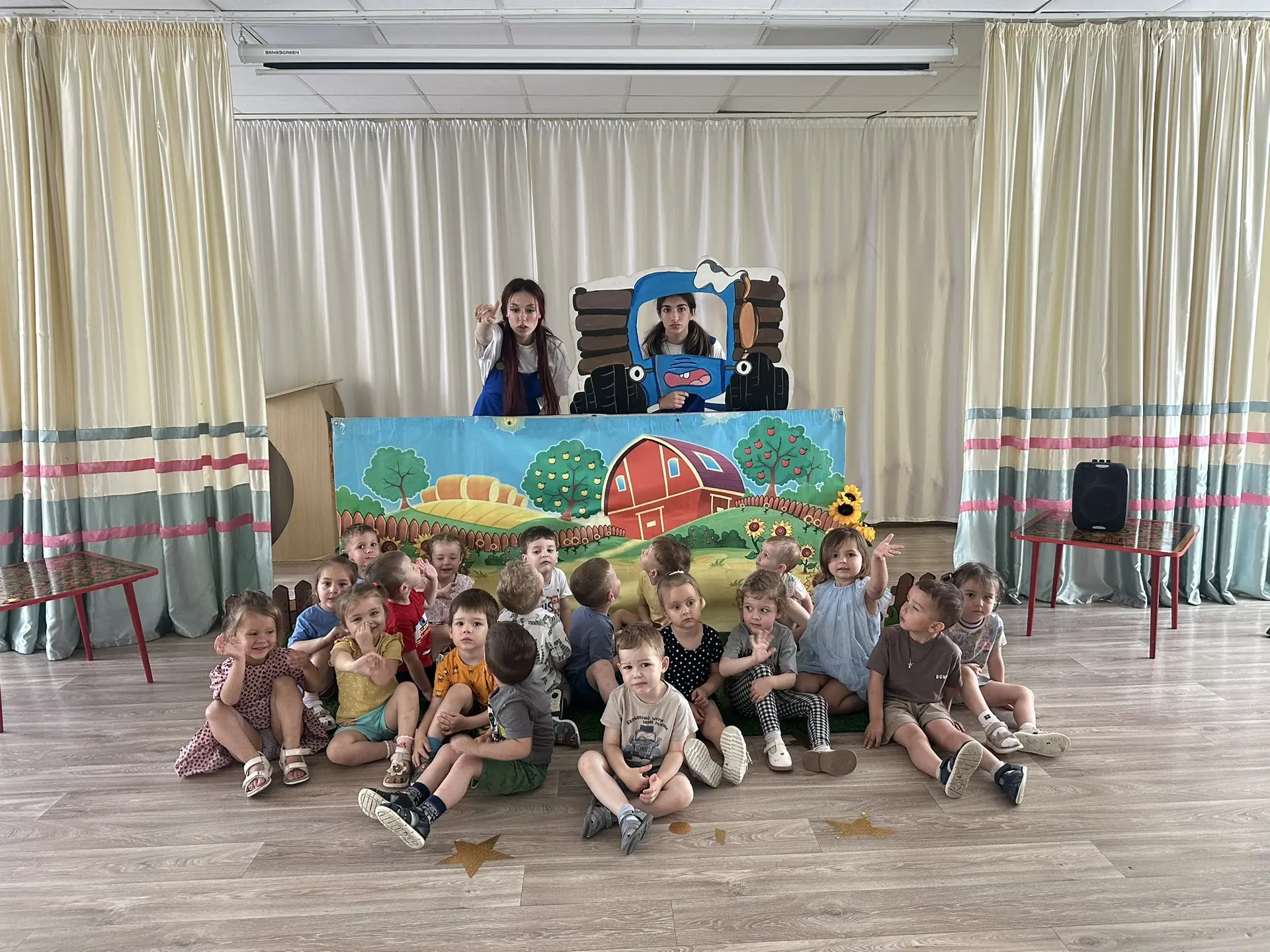 🌟 Сегодня у нас в гостях был синий трактор! 🚜
Дети окунулись в увлекательную историю сказки, искал