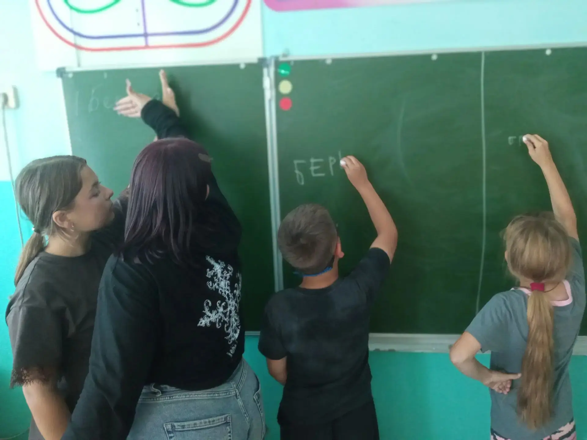 15 июля в пришкольном лагере «Радуга» прошел день подвижных игр и затей. Утро в лагере началось с тр