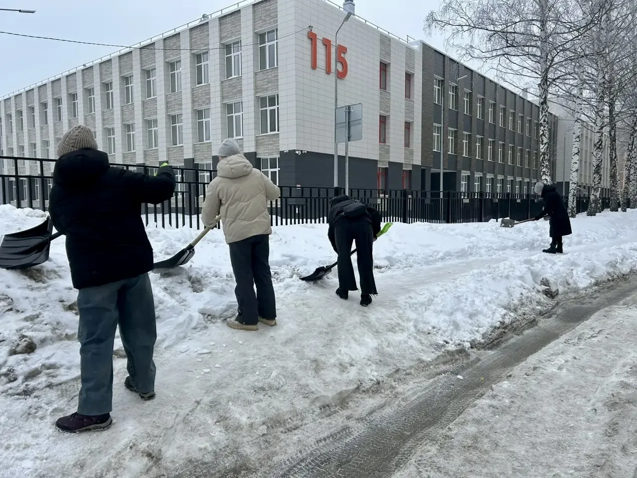 ❄️ Снежный субботник в действии! ☃️  Сегодня, 14 марта, наша гимназия превратилась в настоящую коман