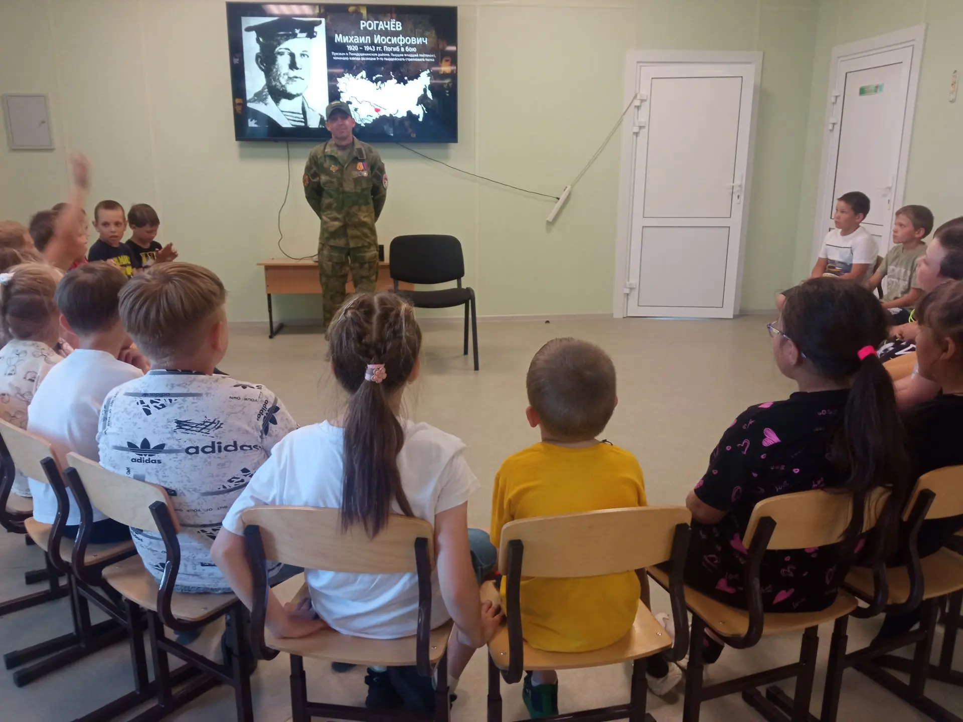 В пришкольном лагере «Страна здоровья» 9 июня прошёл патриотический день под названием «Герой моей с