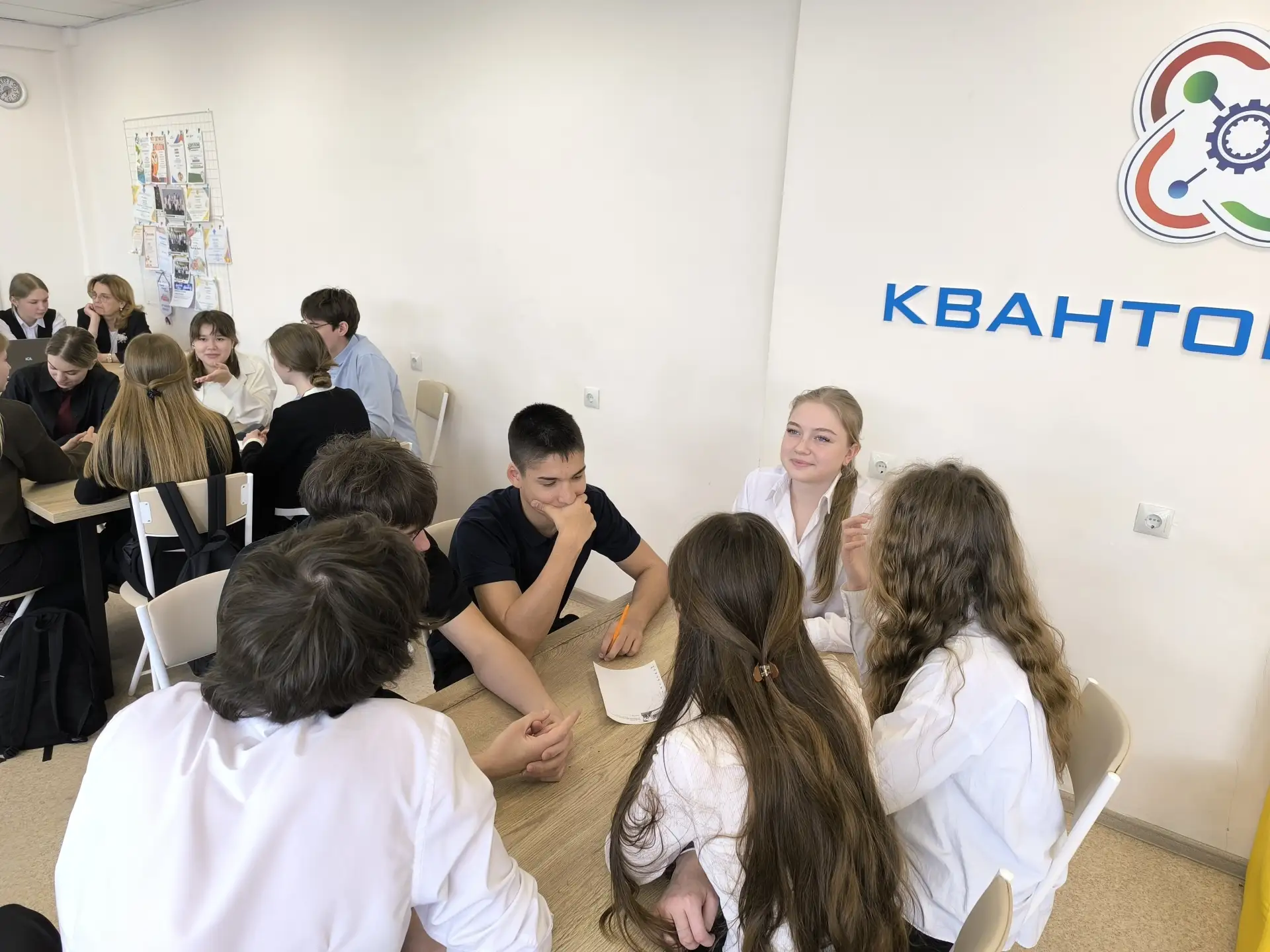 🎉 Вчера в нашей школе состоялся веселый и увлекательный педагогический квиз для старшеклассников! 📚🧑