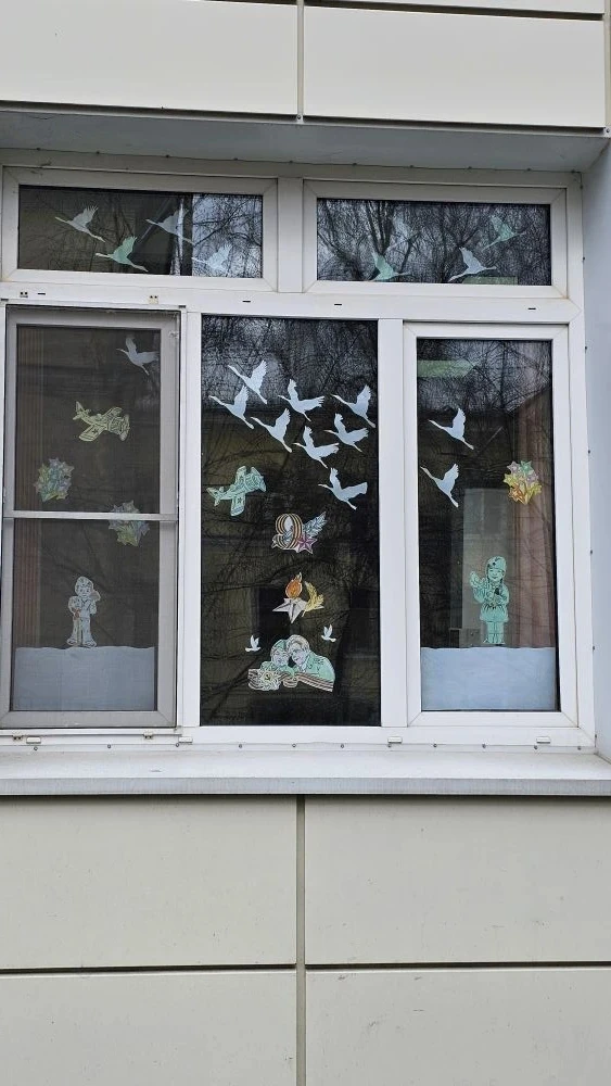 В нашем лицее прошла акция «Окна Победы»! ❤️  В рамках акции ребята с душой украсили окна школы — тр